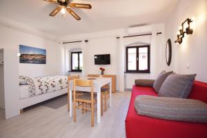Televízia a/alebo spoločenská miestnosť v ubytovaní Studio Apartments SKORIC Opatija Volosko