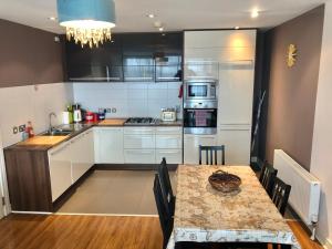 Кухня или кухненски бокс в CK Serviced Apartments Belfast