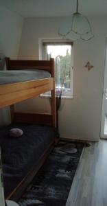 سرير بطابقين أو أسرّة بطابقين في غرفة في Ferienwohnung Maria