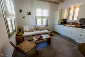 un salon avec un canapé et une table dans l'établissement Alos Residence, à Agios Romanos