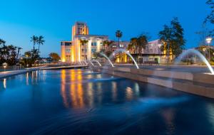 una fontana nel mezzo di una città di notte di The Sofia Hotel a San Diego