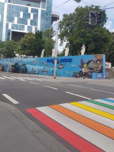 una strada con un colorato passaggio pedonale su una strada cittadina di Vienna Home48 a Vienna