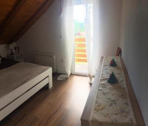 Giường trong phòng chung tại Holiday Home-kuća GORICA VERDE