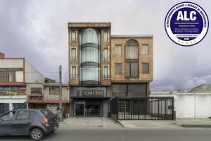 Certificado, premio, señal o documento que está expuesto en Hotel Elegant Suite