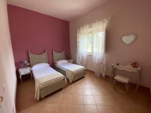 a bedroom with two beds and a window at Vecchio Granaio in Pisa