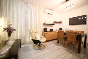 TV a/nebo společenská místnost v ubytování Apartamento en La herradura con Piscina y PARKING