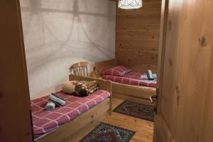 Lovrenc na PohorjuにあるPENZIJON URBANCのハウス内の二段ベッド2台が備わる部屋