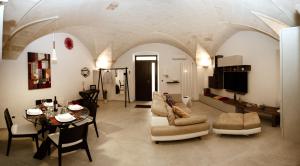 uma sala de estar com um sofá e uma mesa em Pacuvius Home Suite B&B em Brindisi