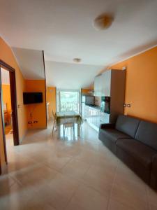una sala de estar con un sofá y una mesa en DA ELENA, en Castel di Sangro
