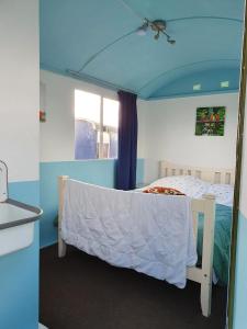 um quarto com uma cama com um espelho em B&B boerderij rust, in pipowagens! em Den Helder