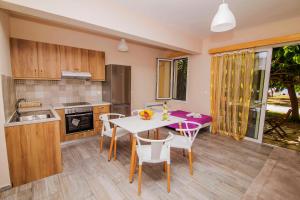 A kitchen or kitchenette at Nefeli Még 28 kép