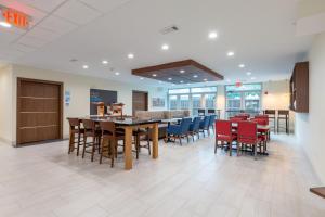 Holiday Inn Express & Suites Arlington North – Stadium Area, an IHG Hotel