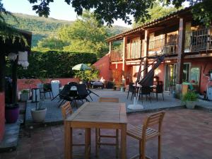 um pátio com uma mesa e cadeiras e um edifício em Étape 85 em Saint-Vallier-de-Thiey