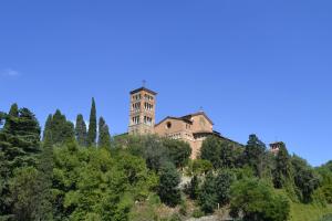 un castello in cima a una collina con alberi di Le Tre Sorelle a Testaccio a Roma