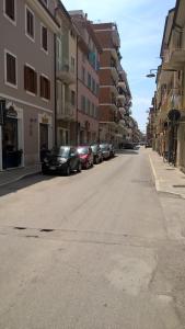 una strada con auto parcheggiate sul lato di un edificio di Appartamento Sole a San Benedetto del Tronto
