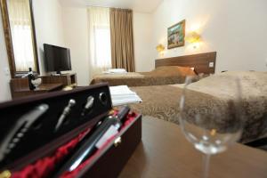 Ένα ή περισσότερα κρεβάτια σε δωμάτιο στο Hotel Kratis +34 φωτογραφίες