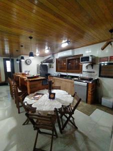 uma cozinha com mesa e cadeiras num quarto em Aconchego da Serra Edícula em São Joaquim