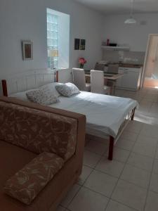 uma sala de estar com uma cama e um sofá em Sobe Zeneral em Novalja