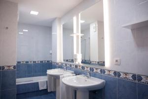 ビジャルバにあるLaros Pios Alojamiento 1のバスルーム(洗面台2台、鏡付)