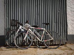 Dos bicicletas están estacionadas junto a una pared. en Coolcormack Stud B&B, en Waterford