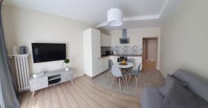Televízia a/alebo spoločenská miestnosť v ubytovaní Apartament Blisko Morza Gdynia
