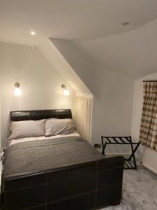 سرير أو أسرّة في غرفة في Chichester Retreat with Large Private Mature Garden