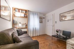 uma sala de estar com um sofá e uma televisão em Ca' Cordoni - Charming Place in the heart of Venice em Veneza