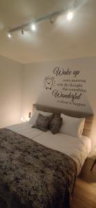 ein Schlafzimmer mit einem Bett mit einem Schreibtisch an der Wand in der Unterkunft De Konik in Uikhoven
