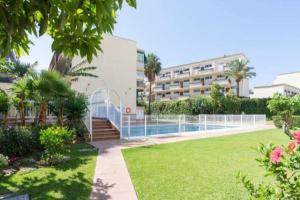 a building with a swimming pool in a park at Beach&Relax Torremolinos in Torremolinos