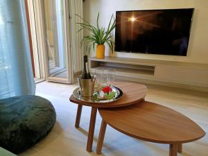 una mesa con un plato de comida y una botella de vino en Come a Casa Pretty Apartment, en Lido di Ostia