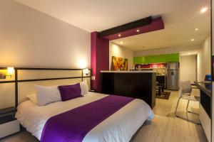 Aqua Granada Hotel tesisinde bir odada yatak veya yataklar