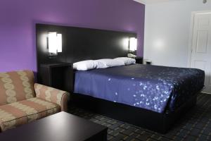 a hotel room with a bed and a chair at Kings Inn in Rome
