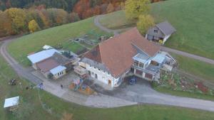 een luchtzicht op een groot huis met een dak bij Ferienwohnung Brandenkopf in Oberharmersbach