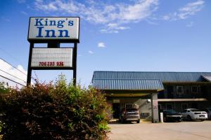 a kings inn sign in front of a gas station at Kings Inn in Rome +17 photos