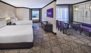 Postel nebo postele na pokoji v ubytování Harrah's Las Vegas Hotel & Casino