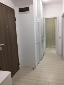 un pasillo con paredes blancas y una puerta en una habitación en Mirror Lake Apartment, en Mamaia