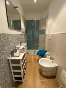 A bathroom at Le Calette 105