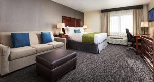 una camera d'albergo con letto e divano di Best Western Plus Landmark Inn a Park City