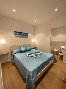 A bed or beds in a room at Le Calette 105