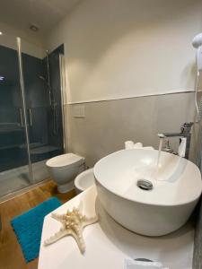 A bathroom at Le Calette 105