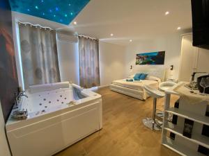 A bed or beds in a room at Le Calette 105