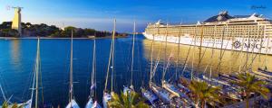 ein Kreuzfahrtschiff, das an einem Dock mit einem Kreuzfahrtschiff angedockt ist in der Unterkunft Pacuvius Home Suite B&B in Brindisi