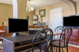 TV at/o entertainment center sa Super 8 by Wyndham Antioch/Nashville South East