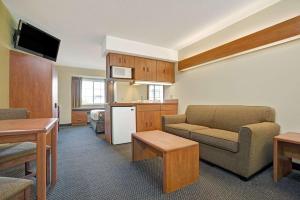Posezení v ubytování Microtel Inn and Suites - Inver Grove Heights