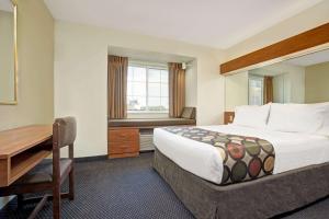 Postel nebo postele na pokoji v ubytování Microtel Inn and Suites - Inver Grove Heights