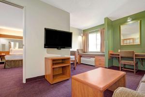 TV a/nebo společenská místnost v ubytování Microtel Inn and Suites - Inver Grove Heights