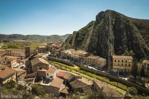 a small town with a mountain in the background at La Bodeguita de Alhama in Alhama de Aragón