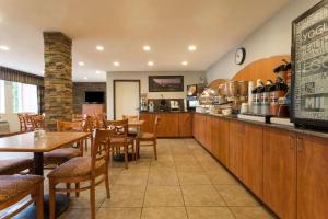 Reštaurácia alebo iné gastronomické zariadenie v ubytovaní Ramada by Wyndham Portland
