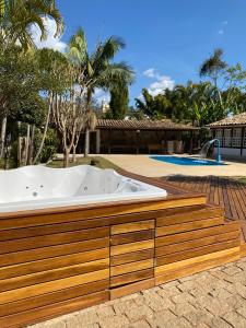 a bath tub sitting in the middle of a yard at Pousada Chafariz das 4 Estações in Tiradentes