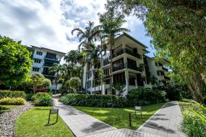 棕櫚灣的住宿－棕櫚灣保護區酒店，一座棕榈树建筑和前面的走道